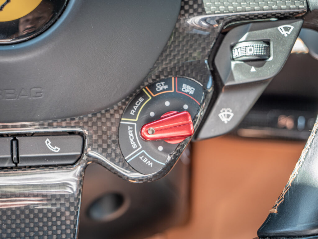 Sélecteur de mode de conduite – FERRARI – 812 Superfast – 2018 – Nero DS 1250 – 800 ch – V12 – 29 900 km – Transmission : Sequentielle – Origine Allemagne – Privaty Cars – Expert des modèles FERRARI proche de Bordeaux