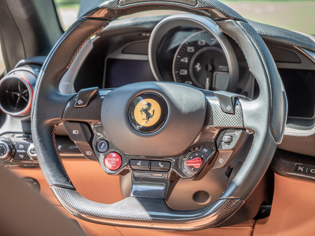 Volant – FERRARI – 812 Superfast – 2018 – Nero DS 1250 – 800 ch – V12 – 29 900 km – Transmission : Sequentielle – Origine Allemagne – Privaty Cars – Achat et vente de supercars d’occasion en Charente-Maritime