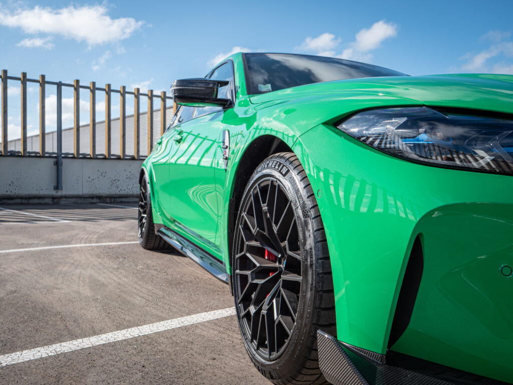 Jante alliage noir avec pneus sportifs – BMW – BMW M3 CS – 2023 – Signal Green – 550 ch – 6 cyl Bi-Turbo – 2 500 km – Transmission : Sequentielle – Origine France – Privaty Cars – Sélection de véhicules BMW disponibles près de Niort