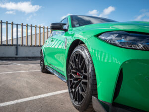 Jante alliage noir avec pneus sportifs – BMW – BMW M3 CS – 2023 – Signal Green – 550 ch – 6 cyl Bi-Turbo – 2 500 km – Transmission : Sequentielle – Origine France – Privaty Cars – Sélection de véhicules BMW disponibles près de Niort