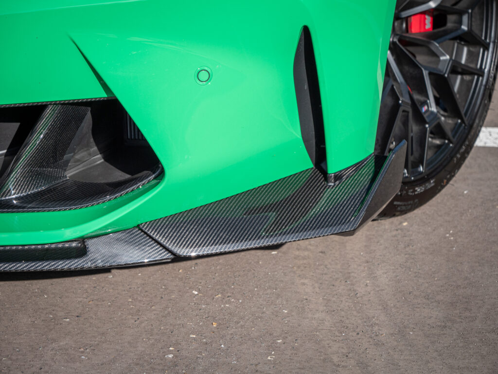 Aileron avant en carbone – BMW – BMW M3 CS – 2023 – Signal Green – 550 ch – 6 cyl Bi-Turbo – 2 500 km – Transmission : Sequentielle – Origine France – Privaty Cars – Reprise cash de voitures de luxe sans obligation d’achat à 2 heures de Paris en TGV