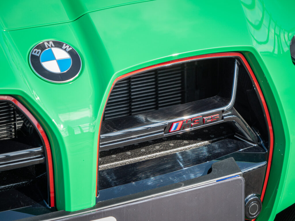 Grille avant avec logo distinctif – BMW – BMW M3 CS – 2023 – Signal Green – 550 ch – 6 cyl Bi-Turbo – 2 500 km – Transmission : Sequentielle – Origine France – Privaty Cars – Rachat cash de voitures de sport d’occasion entre Bordeaux et Nantes
