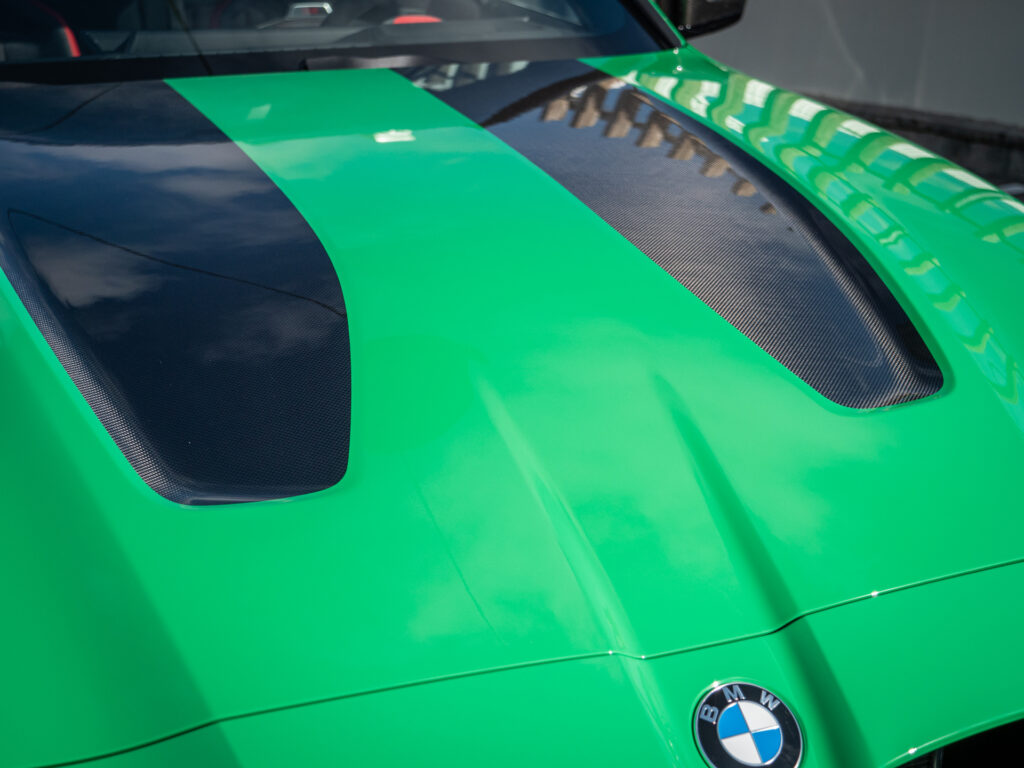 Capot avec prises d'air en carbone – BMW – BMW M3 CS – 2023 – Signal Green – 550 ch – 6 cyl Bi-Turbo – 2 500 km – Transmission : Sequentielle – Origine France – Privaty Cars – Recherche personnalisée de modèles BMW près de Niort