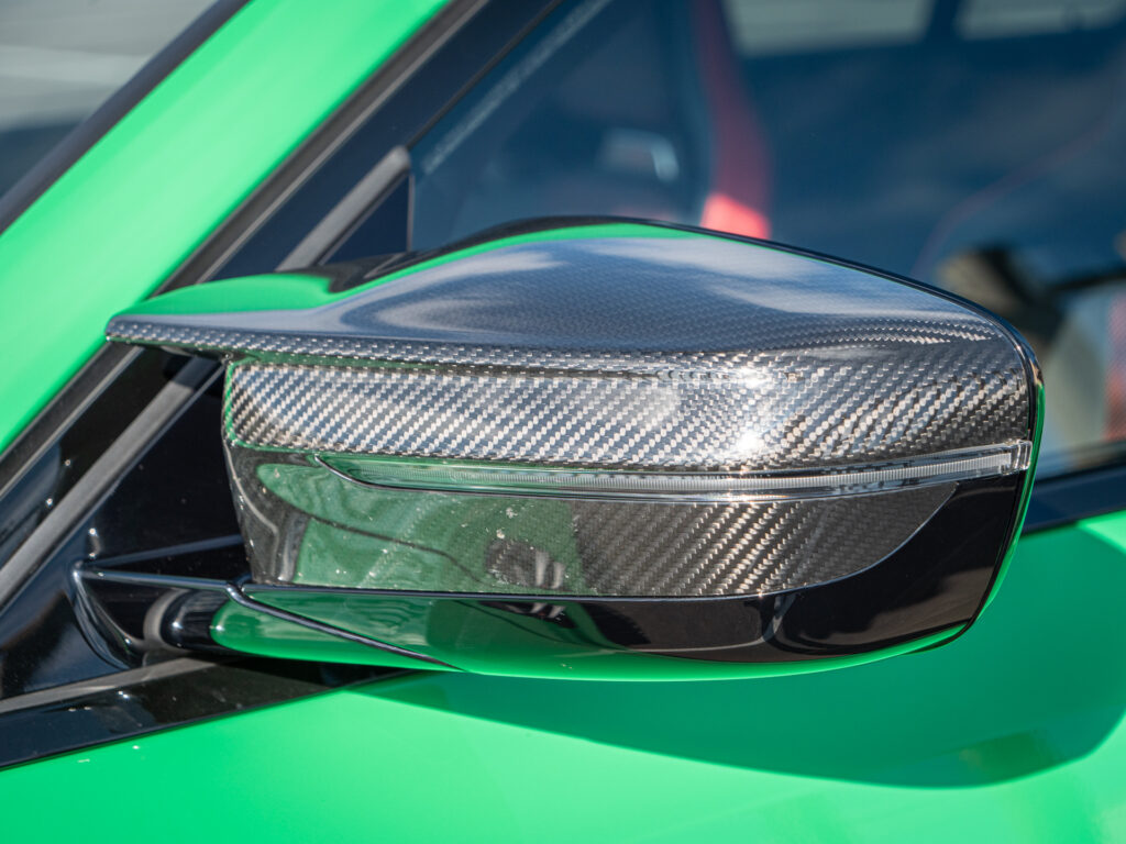 Rétroviseur en carbone brillant – BMW – BMW M3 CS – 2023 – Signal Green – 550 ch – 6 cyl Bi-Turbo – 2 500 km – Transmission : Sequentielle – Origine France – Privaty Cars – Dépôt-vente de véhicules BMW proche de Nantes