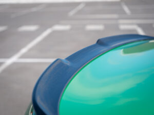 Aileron en fibre de carbone – BMW – BMW M3 CS – 2023 – Signal Green – 550 ch – 6 cyl Bi-Turbo – 2 500 km – Transmission : Sequentielle – Origine France – Privaty Cars – Spécialiste BMW d’occasion en Charente-Maritime