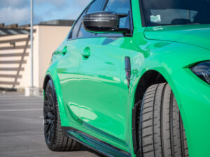 Jante alliage noir avec pneus larges – BMW – BMW M3 CS – 2023 – Signal Green – 550 ch – 6 cyl Bi-Turbo – 2 500 km – Transmission : Sequentielle – Origine France – Privaty Cars – Service de courtage et recherche automobile premium dans l’Ouest de la France