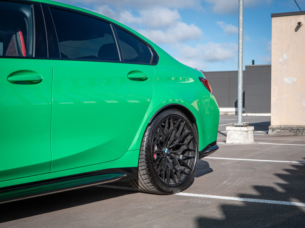 Jante alliage noir avec design complexe – BMW – BMW M3 CS – 2023 – Signal Green – 550 ch – 6 cyl Bi-Turbo – 2 500 km – Transmission : Sequentielle – Origine France – Privaty Cars – Expert des voitures de prestige d’occasion en Nouvelle-Aquitaine