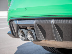 Diffuseur arrière en carbone avec échappement – BMW – BMW M3 CS – 2023 – Signal Green – 550 ch – 6 cyl Bi-Turbo – 2 500 km – Transmission : Sequentielle – Origine France – Privaty Cars – Spécialiste des sportives d’occasion proche de Bordeaux