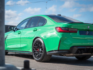 Vue arrière avec diffuseur et jantes noires – BMW – BMW M3 CS – 2023 – Signal Green – 550 ch – 6 cyl Bi-Turbo – 2 500 km – Transmission : Sequentielle – Origine France – Privaty Cars – Expert des voitures de prestige d’occasion en Nouvelle-Aquitaine