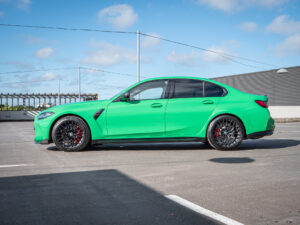 Vue latérale avec jantes noires – BMW – BMW M3 CS – 2023 – Signal Green – 550 ch – 6 cyl Bi-Turbo – 2 500 km – Transmission : Sequentielle – Origine France – Privaty Cars – Achat et vente de véhicules BMW d’occasion en Charente-Maritime