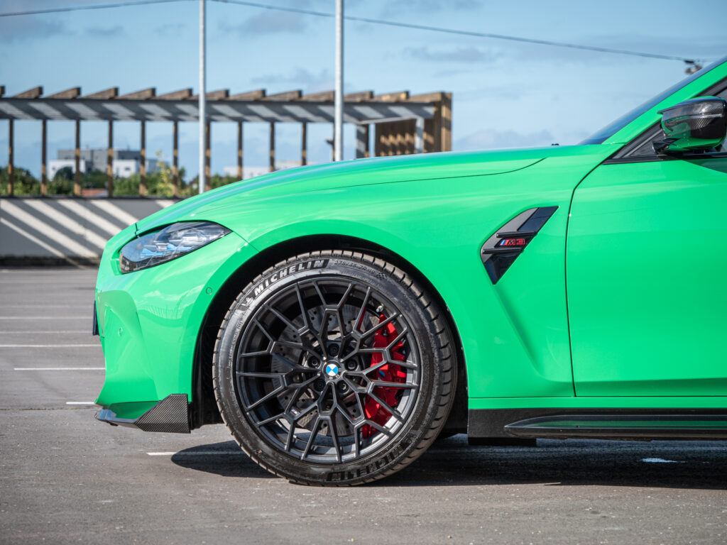 Jante alliage noir avec étriers rouges – BMW – BMW M3 CS – 2023 – Signal Green – 550 ch – 6 cyl Bi-Turbo – 2 500 km – Transmission : Sequentielle – Origine France – Privaty Cars – Estimation et rachat de véhicules haut de gamme proche de Nantes
