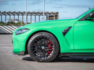 Jante alliage noir avec étriers rouges – BMW – BMW M3 CS – 2023 – Signal Green – 550 ch – 6 cyl Bi-Turbo – 2 500 km – Transmission : Sequentielle – Origine France – Privaty Cars – Estimation et rachat de véhicules haut de gamme proche de Nantes