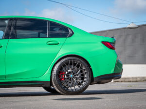 Jante alliage noir avec étriers rouges – BMW – BMW M3 CS – 2023 – Signal Green – 550 ch – 6 cyl Bi-Turbo – 2 500 km – Transmission : Sequentielle – Origine France – Privaty Cars – Intermédiaire de confiance vente voiture sport proche de Bordeaux