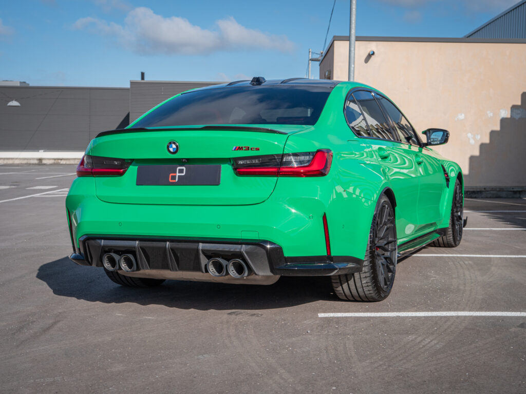 Vue arrière avec diffuseur et sorties d'échappement – BMW – BMW M3 CS – 2023 – Signal Green – 550 ch – 6 cyl Bi-Turbo – 2 500 km – Transmission : Sequentielle – Origine France – Privaty Cars – Spécialiste BMW d’occasion entre Bordeaux et Nantes