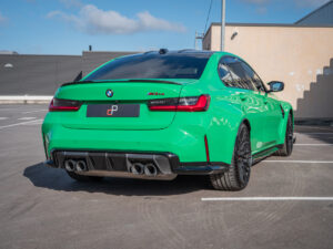 Vue arrière avec diffuseur et sorties d'échappement – BMW – BMW M3 CS – 2023 – Signal Green – 550 ch – 6 cyl Bi-Turbo – 2 500 km – Transmission : Sequentielle – Origine France – Privaty Cars – Spécialiste BMW d’occasion entre Bordeaux et Nantes