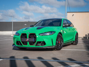 Vue avant avec calandre distinctive – BMW – BMW M3 CS – 2023 – Signal Green – 550 ch – 6 cyl Bi-Turbo – 2 500 km – Transmission : Sequentielle – Origine France – Privaty Cars – Courtage automobile BMW proche de Nantes