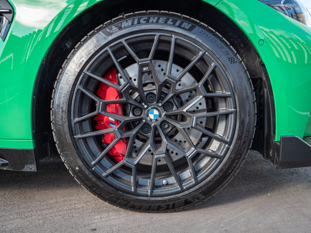 Jantes avec étriers rouges – BMW – BMW M3 CS – 2023 – Signal Green – 550 ch – 6 cyl Bi-Turbo – 2 500 km – Transmission : Sequentielle – Origine France – Privaty Cars – Véhicules de sport et de luxe d’occasion à 2 heures de Paris en TGV