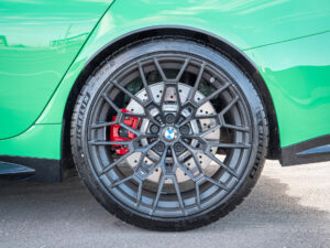 Jantes en alliage noir mat – BMW – BMW M3 CS – 2023 – Signal Green – 550 ch – 6 cyl Bi-Turbo – 2 500 km – Transmission : Sequentielle – Origine France – Privaty Cars – Achat et vente de voitures de sport d’occasion près de Niort