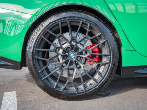 Jantes en alliage noir mat – BMW – BMW M3 CS – 2023 – Signal Green – 550 ch – 6 cyl Bi-Turbo – 2 500 km – Transmission : Sequentielle – Origine France – Privaty Cars – Dépôt-vente de voitures de sport et véhicules d’exception proche de Nantes