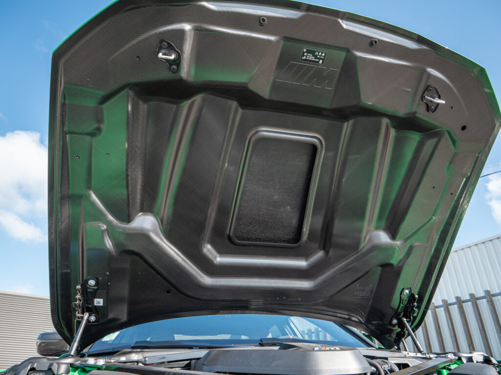 Capot en fibre de carbone – BMW – BMW M3 CS – 2023 – Signal Green – 550 ch – 6 cyl Bi-Turbo – 2 500 km – Transmission : Sequentielle – Origine France – Privaty Cars – Spécialiste des supercars d’occasion à 2 heures de Paris en TGV