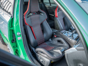 Sièges baquets en cuir – BMW – BMW M3 CS – 2023 – Signal Green – 550 ch – 6 cyl Bi-Turbo – 2 500 km – Transmission : Sequentielle – Origine France – Privaty Cars – Achat et vente de voitures de luxe d’occasion en Charente-Maritime