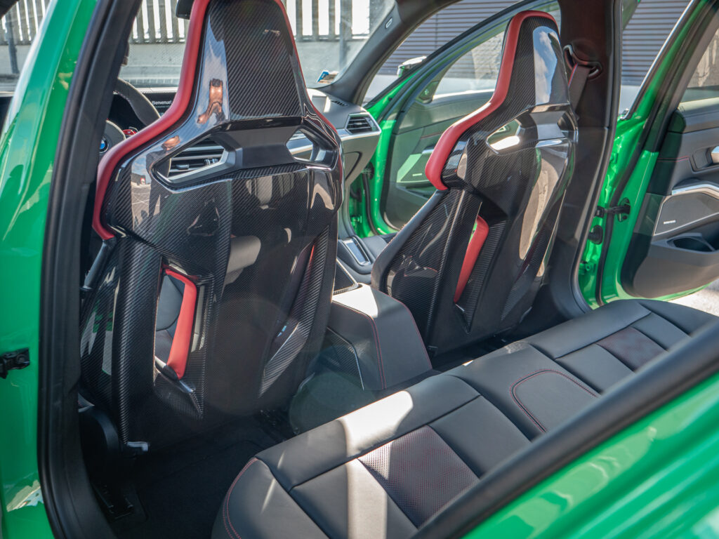 Sièges baquets avec arrière en carbone avec cuir – BMW – BMW M3 CS – 2023 – Signal Green – 550 ch – 6 cyl Bi-Turbo – 2 500 km – Transmission : Sequentielle – Origine France – Privaty Cars – Achat et vente de voitures de luxe d’occasion proche de Bordeaux