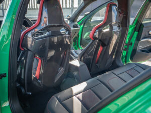 Sièges baquets avec arrière en carbone avec cuir – BMW – BMW M3 CS – 2023 – Signal Green – 550 ch – 6 cyl Bi-Turbo – 2 500 km – Transmission : Sequentielle – Origine France – Privaty Cars – Achat et vente de voitures de luxe d’occasion proche de Bordeaux