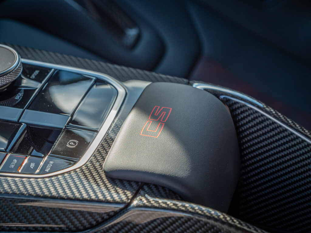 Console centrale avec éléments en carbone – BMW – BMW M3 CS – 2023 – Signal Green – 550 ch – 6 cyl Bi-Turbo – 2 500 km – Transmission : Sequentielle – Origine France – Privaty Cars – Vente de voitures de prestige d’occasion proche de Bordeaux