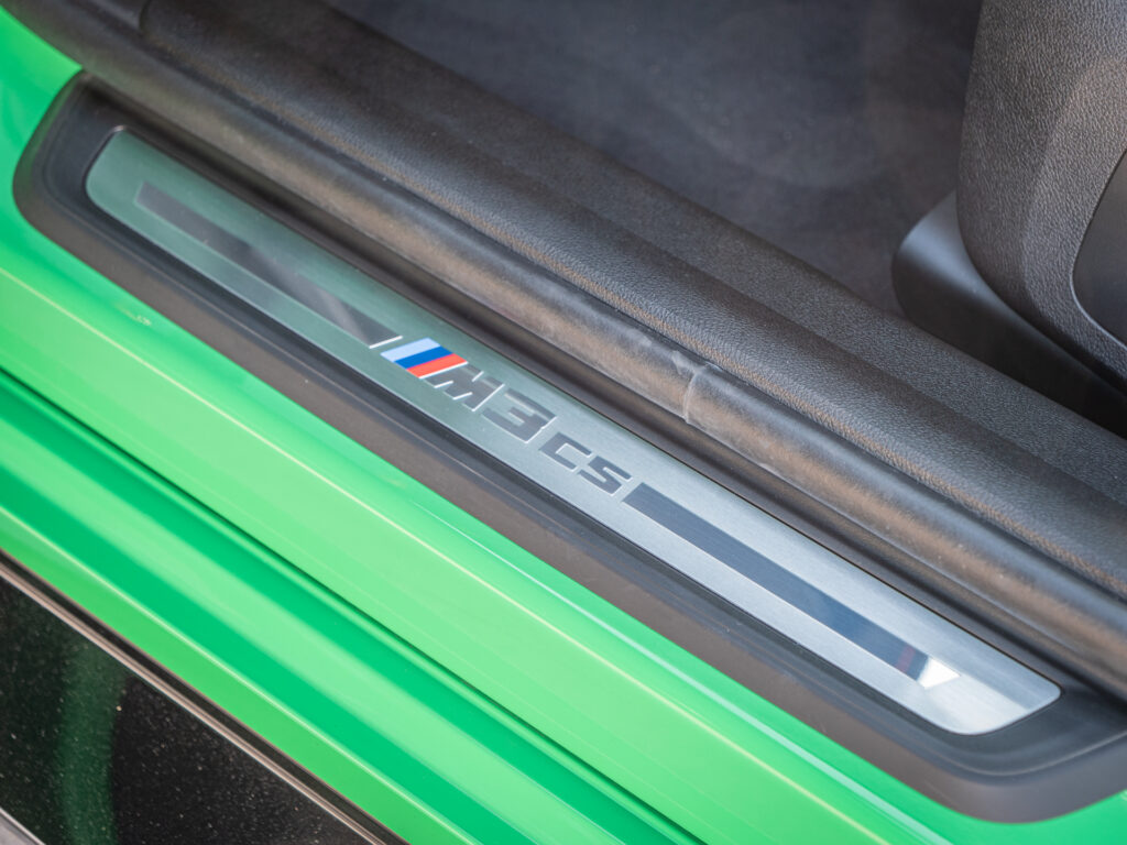 Seuil de porte avec inscription – BMW – BMW M3 CS – 2023 – Signal Green – 550 ch – 6 cyl Bi-Turbo – 2 500 km – Transmission : Sequentielle – Origine France – Privaty Cars – Spécialiste indépendant Porsche, Ferrari et McLaren en Nouvelle-Aquitaine