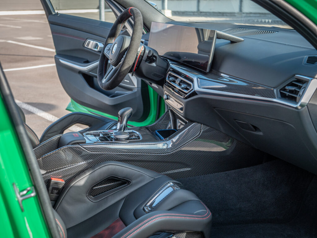 Tableau de bord – BMW – BMW M3 CS – 2023 – Signal Green – 550 ch – 6 cyl Bi-Turbo – 2 500 km – Transmission : Sequentielle – Origine France – Privaty Cars – Courtage automobile pour véhicules exclusifs dans l’Ouest de la France