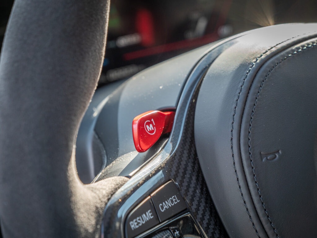 Volant – BMW – BMW M3 CS – 2023 – Signal Green – 550 ch – 6 cyl Bi-Turbo – 2 500 km – Transmission : Sequentielle – Origine France – Privaty Cars – Vente de voitures de sport d’occasion proche de Bordeaux