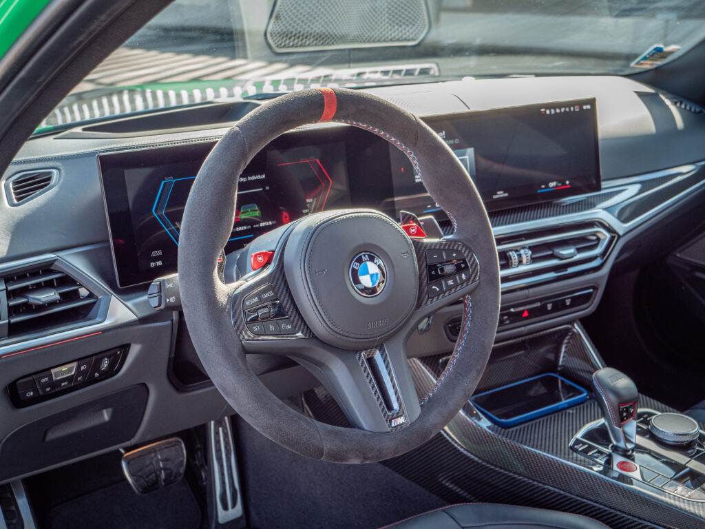 Volant en cuir avec commandes intégrées – BMW – BMW M3 CS – 2023 – Signal Green – 550 ch – 6 cyl Bi-Turbo – 2 500 km – Transmission : Sequentielle – Origine France – Privaty Cars – Achat et vente de voitures de luxe d’occasion entre Bordeaux et Nantes