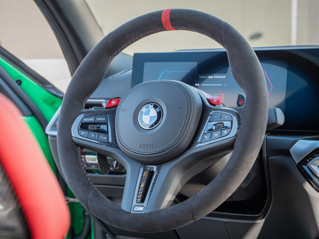 Volant – BMW – BMW M3 CS – 2023 – Signal Green – 550 ch – 6 cyl Bi-Turbo – 2 500 km – Transmission : Sequentielle – Origine France – Privaty Cars – Spécialiste des voitures de luxe d’occasion près de Niort