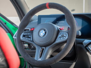 Volant – BMW – BMW M3 CS – 2023 – Signal Green – 550 ch – 6 cyl Bi-Turbo – 2 500 km – Transmission : Sequentielle – Origine France – Privaty Cars – Spécialiste des voitures de luxe d’occasion près de Niort