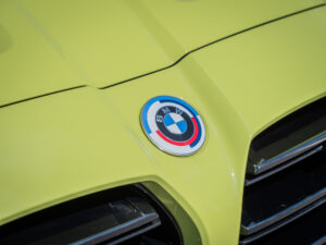 Logo BMW sur le capot – BMW – BMW M3 TOURING – 2022 – Sao Paulo – 510 ch – 6 cyl Bi-Turbo – 9 500 km – Transmission : Sequentielle – Origine Allemagne – Privaty Cars – Conciergerie automobile pour véhicules de sport proche de Nantes