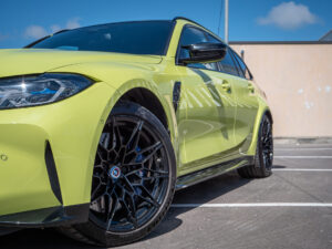 Jante alliage noir avec design complexe – BMW – BMW M3 TOURING – 2022 – Sao Paulo – 510 ch – 6 cyl Bi-Turbo – 9 500 km – Transmission : Sequentielle – Origine Allemagne – Privaty Cars – Mandat de vente pour automobiles de luxe entre Bordeaux et Nantes