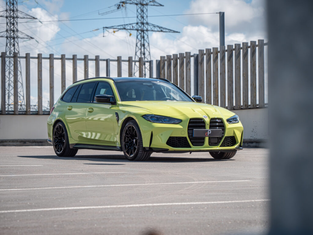 Vue latérale avec jantes noires – BMW – BMW M3 TOURING – 2022 – Sao Paulo – 510 ch – 6 cyl Bi-Turbo – 9 500 km – Transmission : Sequentielle – Origine Allemagne – Privaty Cars – Vente de voitures de prestige d’occasion en Charente-Maritime