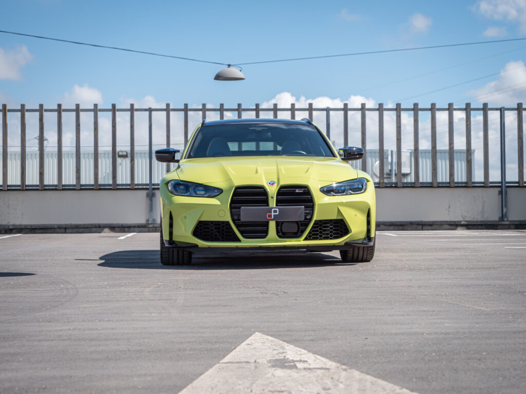 Vue avant avec calandre large – BMW – BMW M3 TOURING – 2022 – Sao Paulo – 510 ch – 6 cyl Bi-Turbo – 9 500 km – Transmission : Sequentielle – Origine Allemagne – Privaty Cars – Rachat immédiat de véhicules de prestige à La Rochelle