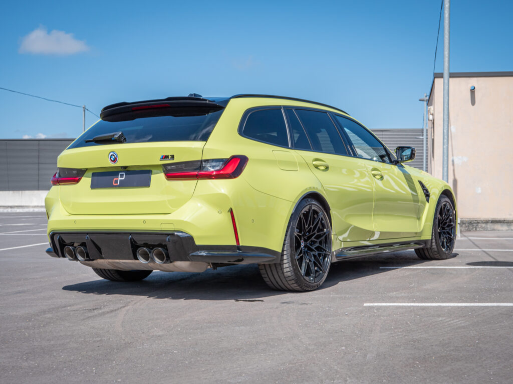 Vue arrière avec diffuseur et sorties d'échappement – BMW – BMW M3 TOURING – 2022 – Sao Paulo – 510 ch – 6 cyl Bi-Turbo – 9 500 km – Transmission : Sequentielle – Origine Allemagne – Privaty Cars – Spécialiste indépendant Porsche, Ferrari et McLaren en Nouvelle-Aquitaine