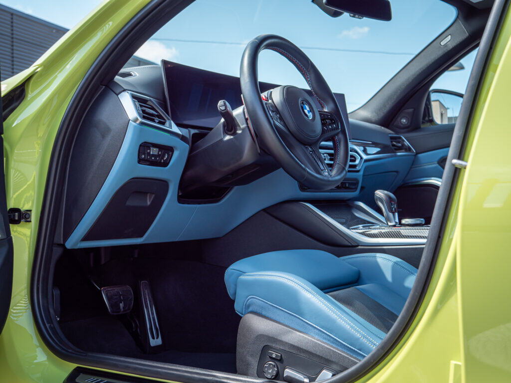 Intérieur avec sellerie en cuir bleu – BMW – BMW M3 TOURING – 2022 – Sao Paulo – 510 ch – 6 cyl Bi-Turbo – 9 500 km – Transmission : Sequentielle – Origine Allemagne – Privaty Cars – Spécialiste des sportives d’occasion en Charente-Maritime