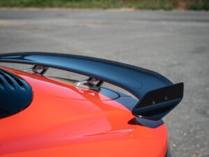 Aileron arrière en carbone – ALPINE – ALPINE A110S – 2023 – Atelier Orange Sanguine – 300 ch – 4 cylindres Turbo – 6 490 km – Transmission : Sequentielle – Origine France – Privaty Cars – Conciergerie automobile pour véhicules de sport entre Bordeaux et Nantes