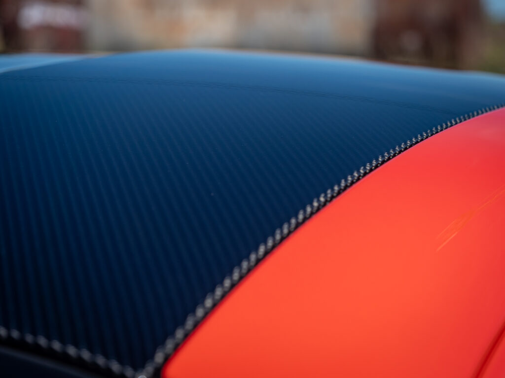 Toit en carbone avec couture – ALPINE – ALPINE A110S – 2023 – Atelier Orange Sanguine – 300 ch – 4 cylindres Turbo – 6 490 km – Transmission : Sequentielle – Origine France – Privaty Cars – Courtage automobile ALPINE à 2 heures de Paris en TGV