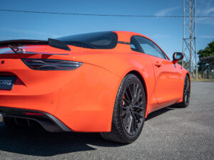 Vue arrière avec aileron et feux – ALPINE – ALPINE A110S – 2023 – Atelier Orange Sanguine – 300 ch – 4 cylindres Turbo – 6 490 km – Transmission : Sequentielle – Origine France – Privaty Cars – Achat et vente de véhicules ALPINE d’occasion en Charente-Maritime