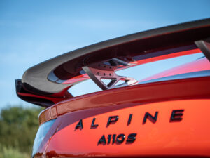 Aileron arrière en carbone – ALPINE – ALPINE A110S – 2023 – Atelier Orange Sanguine – 300 ch – 4 cylindres Turbo – 6 490 km – Transmission : Sequentielle – Origine France – Privaty Cars – Expert des sportives d’occasion haut de gamme près de Niort