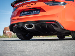 Diffuseur arrière avec double sortie – ALPINE – ALPINE A110S – 2023 – Atelier Orange Sanguine – 300 ch – 4 cylindres Turbo – 6 490 km – Transmission : Sequentielle – Origine France – Privaty Cars – Service de courtage et recherche automobile premium entre Bordeaux et Nantes