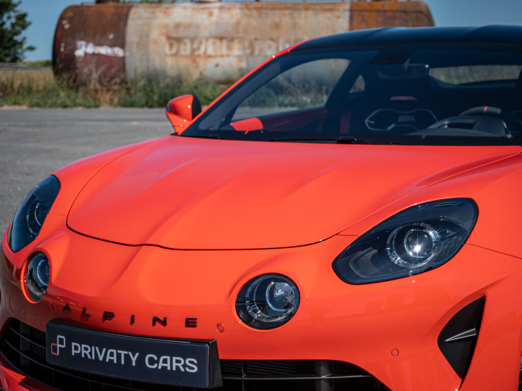 Phares ronds avec éclairage LED – ALPINE – ALPINE A110S – 2023 – Atelier Orange Sanguine – 300 ch – 4 cylindres Turbo – 6 490 km – Transmission : Sequentielle – Origine France – Privaty Cars – Vente de véhicules d’investissement et de collection dans l’Ouest de la France