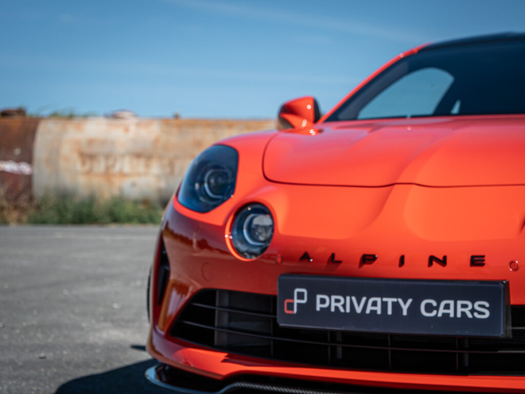 Phares ronds avec éclairage LED – ALPINE – ALPINE A110S – 2023 – Atelier Orange Sanguine – 300 ch – 4 cylindres Turbo – 6 490 km – Transmission : Sequentielle – Origine France – Privaty Cars – Expertise et vente de modèles Super Sport en Charente-Maritime