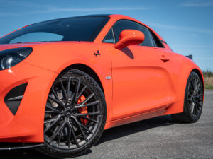 Jante alliage noir avec étriers rouges – ALPINE – ALPINE A110S – 2023 – Atelier Orange Sanguine – 300 ch – 4 cylindres Turbo – 6 490 km – Transmission : Sequentielle – Origine France – Privaty Cars – Sélection de véhicules ALPINE disponibles en Nouvelle-Aquitaine