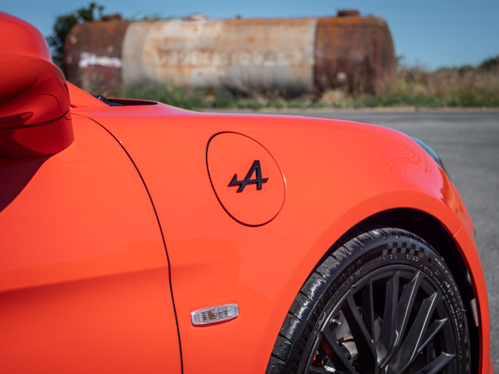 Logo sur aile arrière – ALPINE – ALPINE A110S – 2023 – Atelier Orange Sanguine – 300 ch – 4 cylindres Turbo – 6 490 km – Transmission : Sequentielle – Origine France – Privaty Cars – Spécialiste indépendant Porsche, Ferrari et McLaren en Nouvelle-Aquitaine