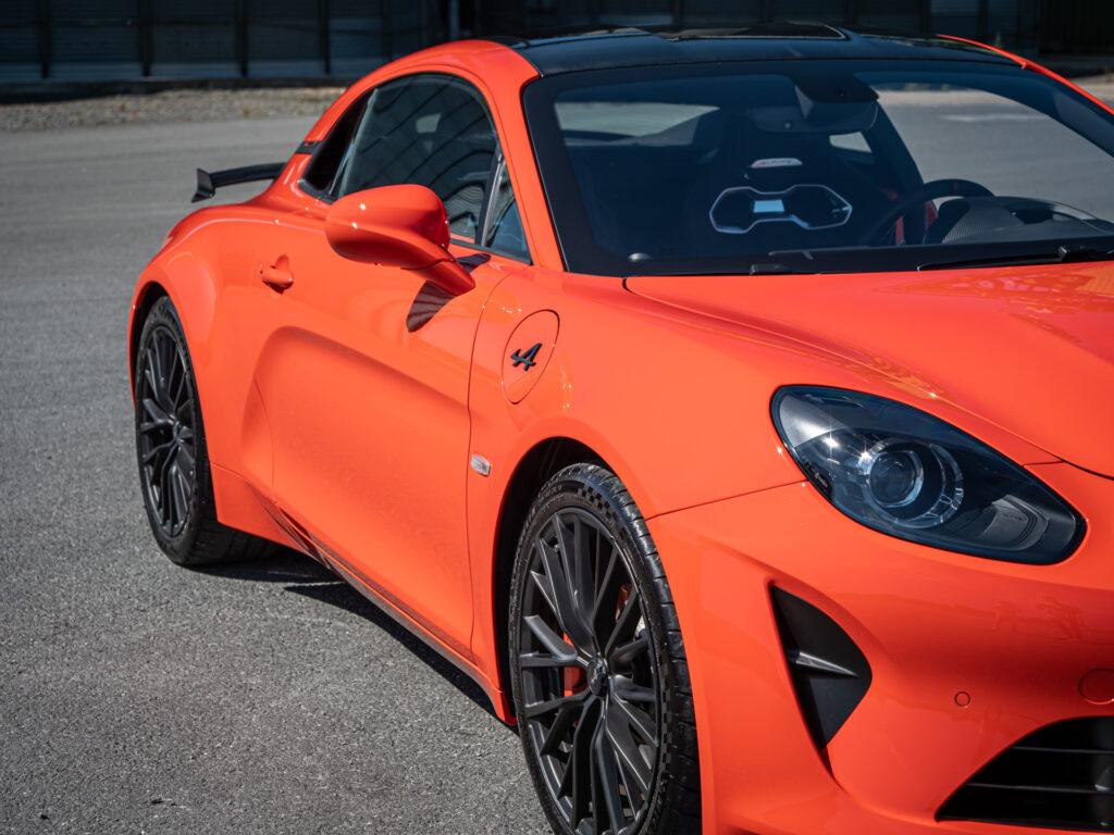 Phares avant profil droit – ALPINE – ALPINE A110S – 2023 – Atelier Orange Sanguine – 300 ch – 4 cylindres Turbo – 6 490 km – Transmission : Sequentielle – Origine France – Privaty Cars – Recherche de supercars hors marché proche de Nantes
